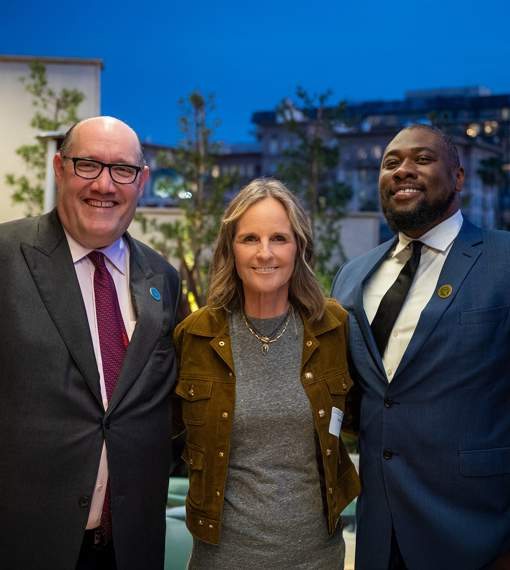 Ryan Smith, presidente y director ejecutivo del St. Joseph Center, junto a Helen Hunt y Tom Blumenthal.